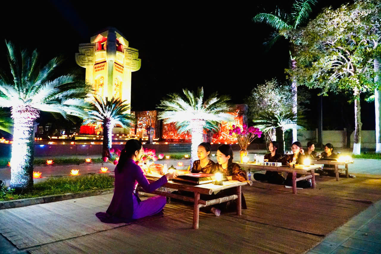 Nhiều hoạt động trải nghiệm trong tour đ&ecirc;m 'Lửa X&ocirc; viết'. Ảnh: Tuyết Lan