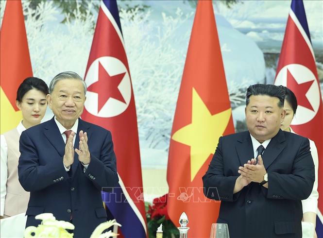 S&aacute;ng 9/10/2025, tại Thủ đ&ocirc; B&igrave;nh Nhưỡng, Tổng B&iacute; thư Đảng Lao động Triều Ti&ecirc;n, Chủ tịch Quốc vụ nước Cộng h&ograve;a D&acirc;n chủ Nh&acirc;n d&acirc;n Triều Ti&ecirc;n Kim Jong Un chủ tr&igrave; Tiệc chi&ecirc;u đ&atilde;i ch&agrave;o mừng Tổng B&iacute; thư T&ocirc; L&acirc;m thăm cấp Nh&agrave; nước tới Triều Ti&ecirc;n. Ảnh: Thống Nhất/TTXVN