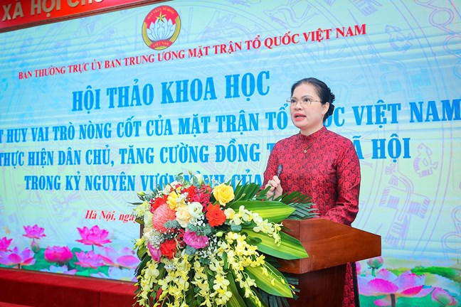 B&agrave; H&agrave; Thị Nga, Ủy vi&ecirc;n Trung ương Đảng, Ph&oacute; Chủ tịch UBTƯ MTTQ Việt Nam ph&aacute;t biểu khai mạc Hội thảo. Ảnh: Ho&agrave;i Nam