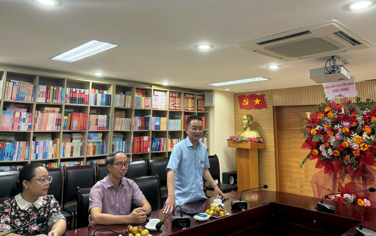 TS. Vũ Ho&agrave;i Nam, B&iacute; thư Đảng ủy, Tổng Bi&ecirc;n tập B&aacute;o đ&atilde; gửi lời ch&uacute;c tốt đẹp nhất đến Nh&agrave; Xuất bản Tư ph&aacute;p nh&acirc;n Ng&agrave;y truyền thống ng&agrave;nh Xuất bản, In v&agrave; Ph&aacute;t h&agrave;nh Việt Nam.