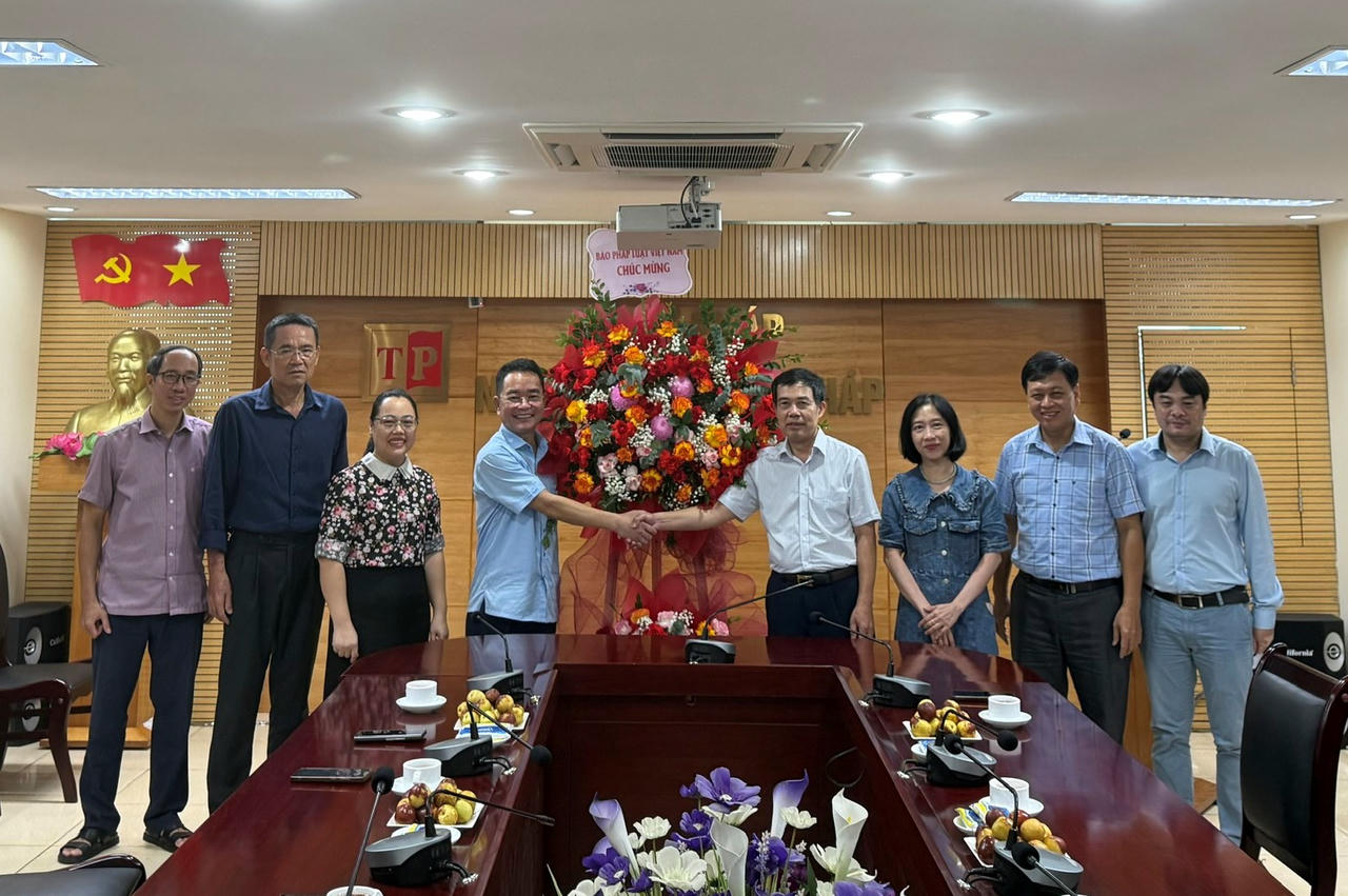 Đo&agrave;n c&ocirc;ng t&aacute;c B&aacute;o Ph&aacute;p luật Việt Nam tặng hoa ch&uacute;c mừng&amp;amp;nbsp;Nh&agrave; Xuất bản Tư ph&aacute;p nh&acirc;n Ng&agrave;y truyền thống ng&agrave;nh Xuất bản, In v&agrave; Ph&aacute;t h&agrave;nh Việt Nam.
