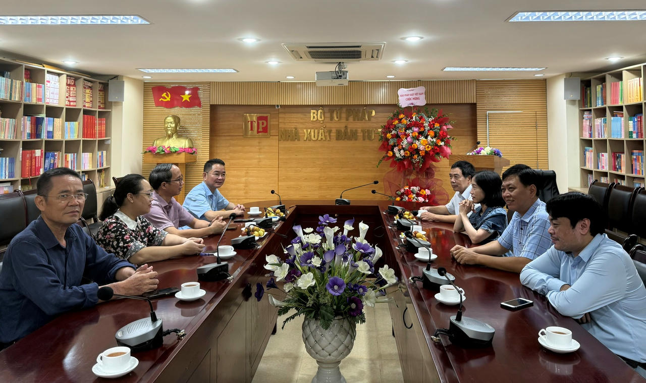 Quang cảnh buổi ch&uacute;c mừng.