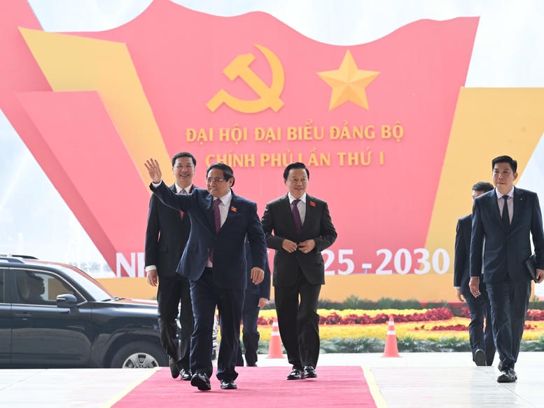 B&iacute; thư Đảng ủy, Thủ tướng Ch&iacute;nh phủ Phạm Minh Ch&iacute;nh v&agrave; c&aacute;c đại biểu tới dự phi&ecirc;n tr&ugrave; bị Đại hội - Ảnh: VGP