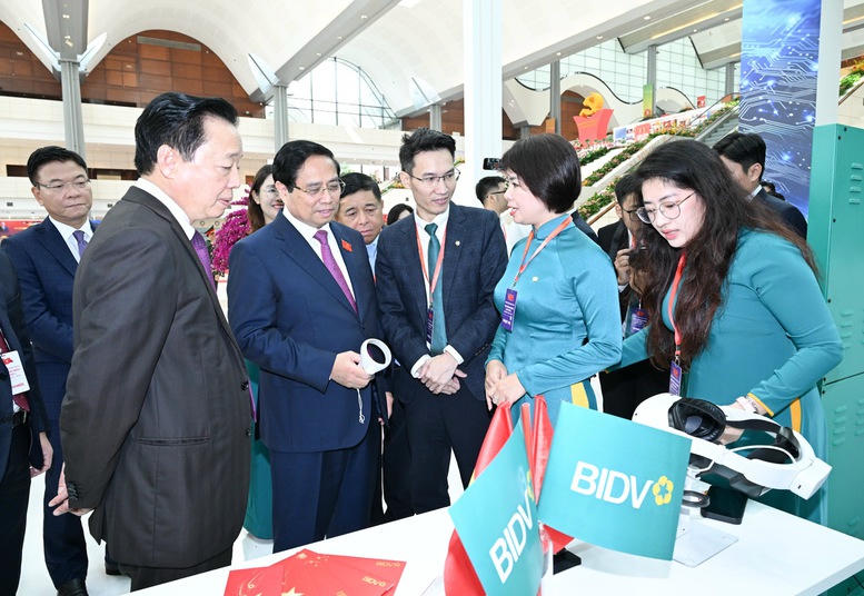Thủ tướng Phạm Minh Ch&iacute;nh v&agrave; c&aacute;c đại biểu tham quan c&aacute;c triển l&atilde;m được tổ chức nh&acirc;n dịp Đại hội - Ảnh: VGP