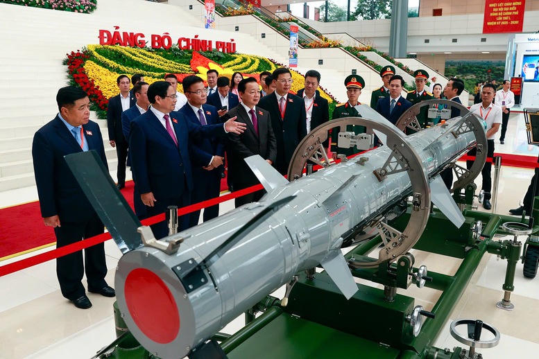 Thủ tướng Phạm Minh Ch&iacute;nh v&agrave; c&aacute;c đại biểu tham quan c&aacute;c triển l&atilde;m được tổ chức nh&acirc;n dịp Đại hội - Ảnh: VGP/Nhật Bắc