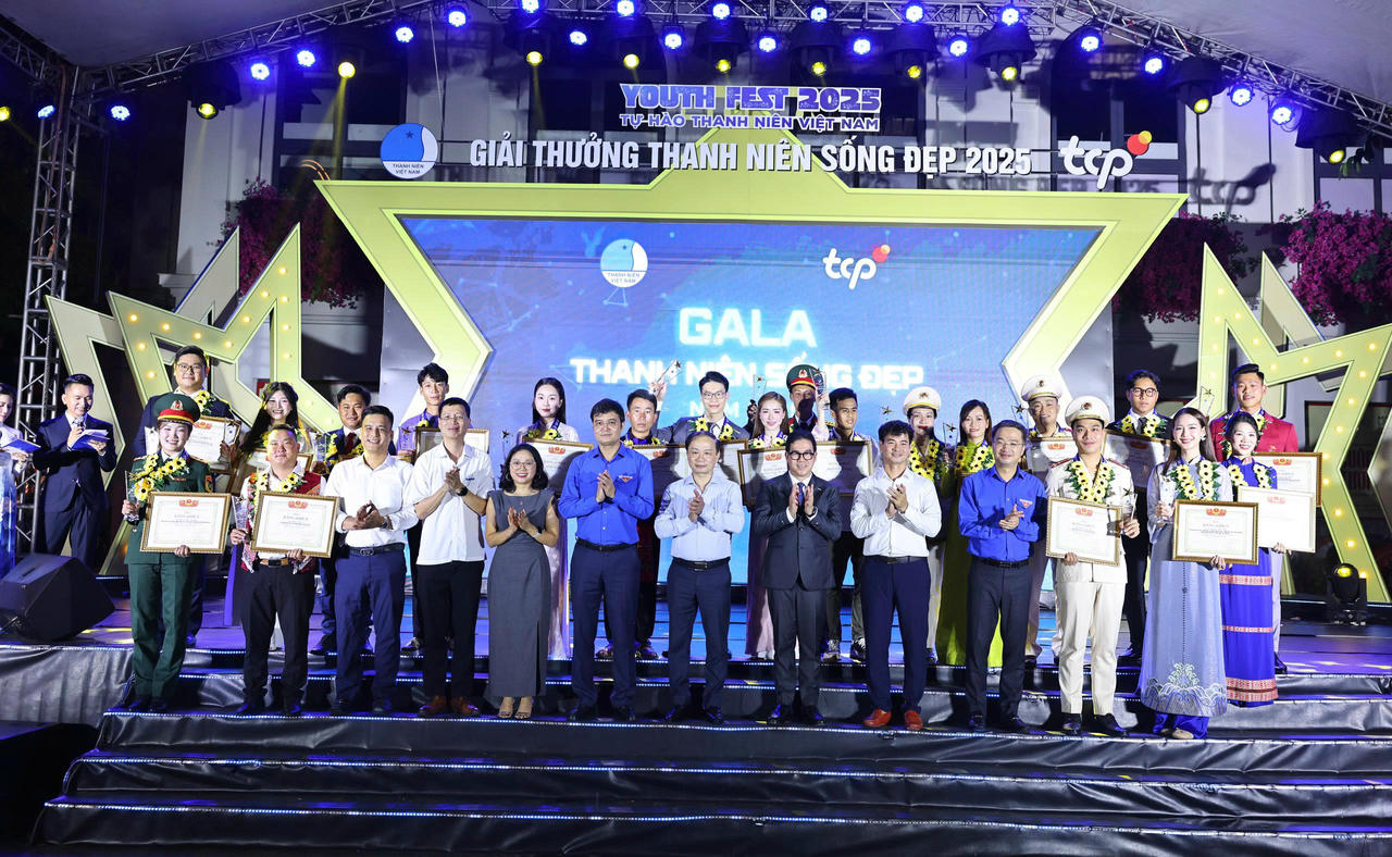 &Ocirc;ng Phạm Tất Thắng, Uỷ vi&ecirc;n Trung ương Đảng, Ph&oacute; Trưởng ban Tuy&ecirc;n gi&aacute;o v&agrave; D&acirc;n vận Trung ương; &ocirc;ng B&ugrave;i Quang Huy, Uỷ vi&ecirc;n dự khuyết BCH Trung ương Đảng, B&iacute; thư thứ nhất Trung ương Đo&agrave;n chụp ảnh lưu niệm c&ugrave;ng 20 gương Thanh ni&ecirc;n sống đẹp 2025.