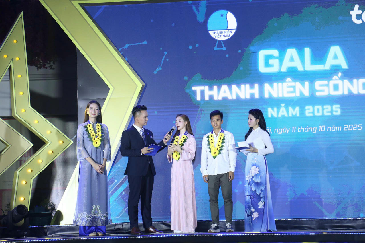 Hoa hậu Bảo Ngọc, H&ograve;a Minzy v&agrave; VDV khuyết tật Vũ Tiến Mạnh giao lưu tại chương tr&igrave;nh . (Ảnh: Đ.Hải)