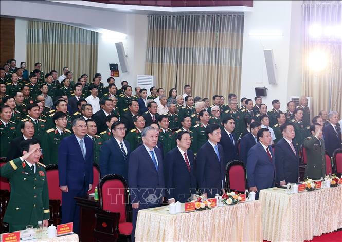 Tổng B&iacute; thư T&ocirc; L&acirc;m v&agrave; c&aacute;c đại biểu thực hiện nghi lễ ch&agrave;o cờ.&nbsp; Ảnh: Thống Nhất/TTXVN