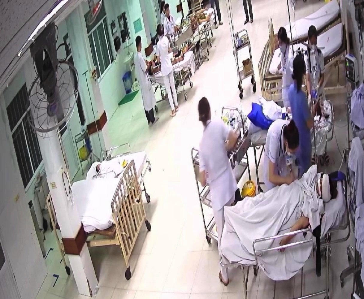 Bệnh viện Đa khoa Quảng Nam k&iacute;ch hoạt b&aacute;o động đỏ, cấp cứu c&aacute;c nạn nh&acirc;n bị tai nạn giao th&ocirc;ng.