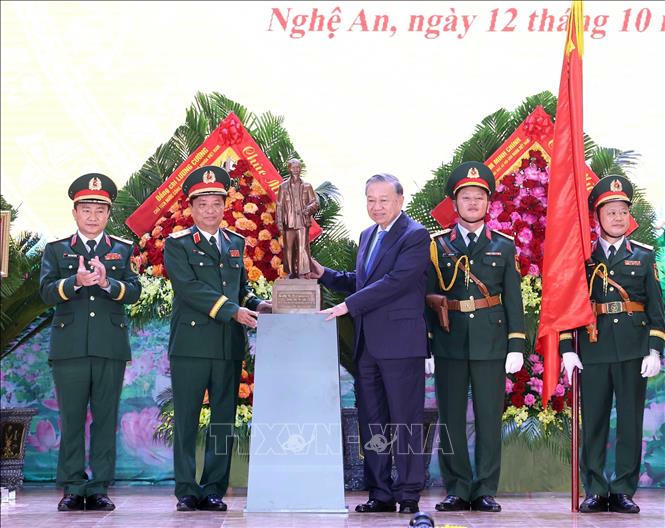Tổng B&iacute; thư T&ocirc; L&acirc;m trao bức tượng Chủ tịch Hồ Ch&iacute; Minh tặng Qu&acirc;n khu 4. Ảnh: Thống Nhất/TTXVN