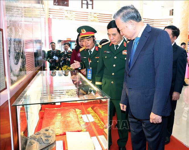 Tổng B&iacute; thư T&ocirc; L&acirc;m xem hiện vật của Qu&acirc;n khu trưng b&agrave;y tại lễ kỷ niệm.&nbsp; Ảnh: Thống Nhất/TTXVN