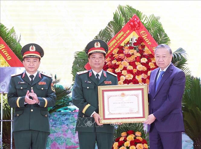 Tổng B&iacute; thư T&ocirc; L&acirc;m trao Hu&acirc;n chương Hồ Ch&iacute; Minh cho đại diện Qu&acirc;n khu 4.&nbsp; Ảnh: Thống Nhất/TTXVN