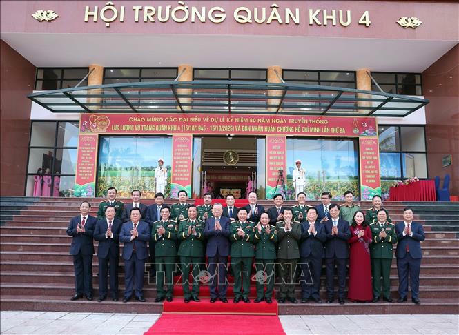 Tổng B&iacute; thư T&ocirc; L&acirc;m v&agrave; c&aacute;c đại biểu. Ảnh: Thống Nhất/TTXVN