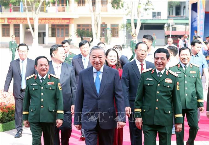 Tổng B&iacute; thư T&ocirc; L&acirc;m v&agrave; c&aacute;c đại biểu. Ảnh: Thống Nhất/TTXVN