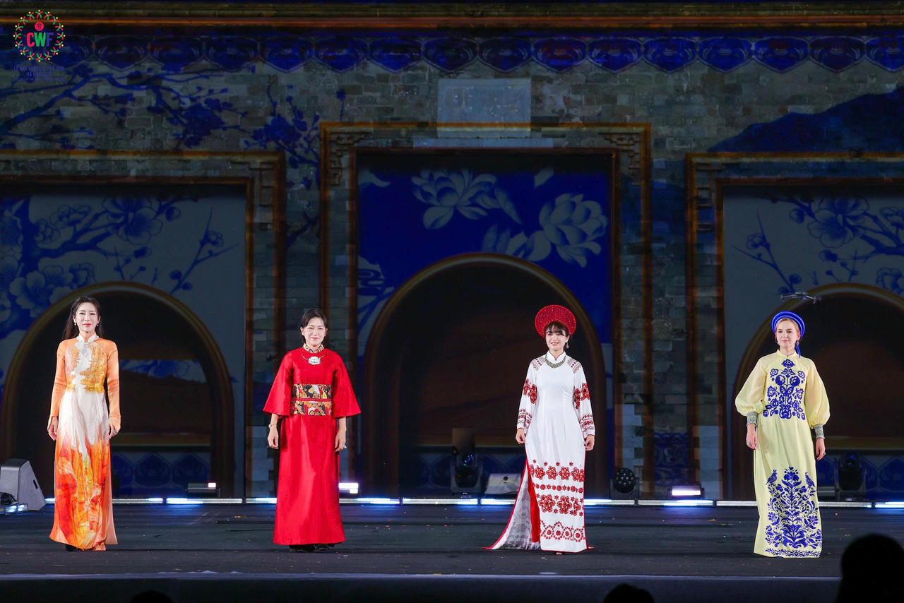 Show diễn đ&atilde; giới thiệu tới c&ocirc;ng ch&uacute;ng Việt Nam v&agrave; quốc tế gần 100 bộ trang phục truyền thống đến từ c&aacute;c quốc gia (H&ograve;a Nguyễn).
