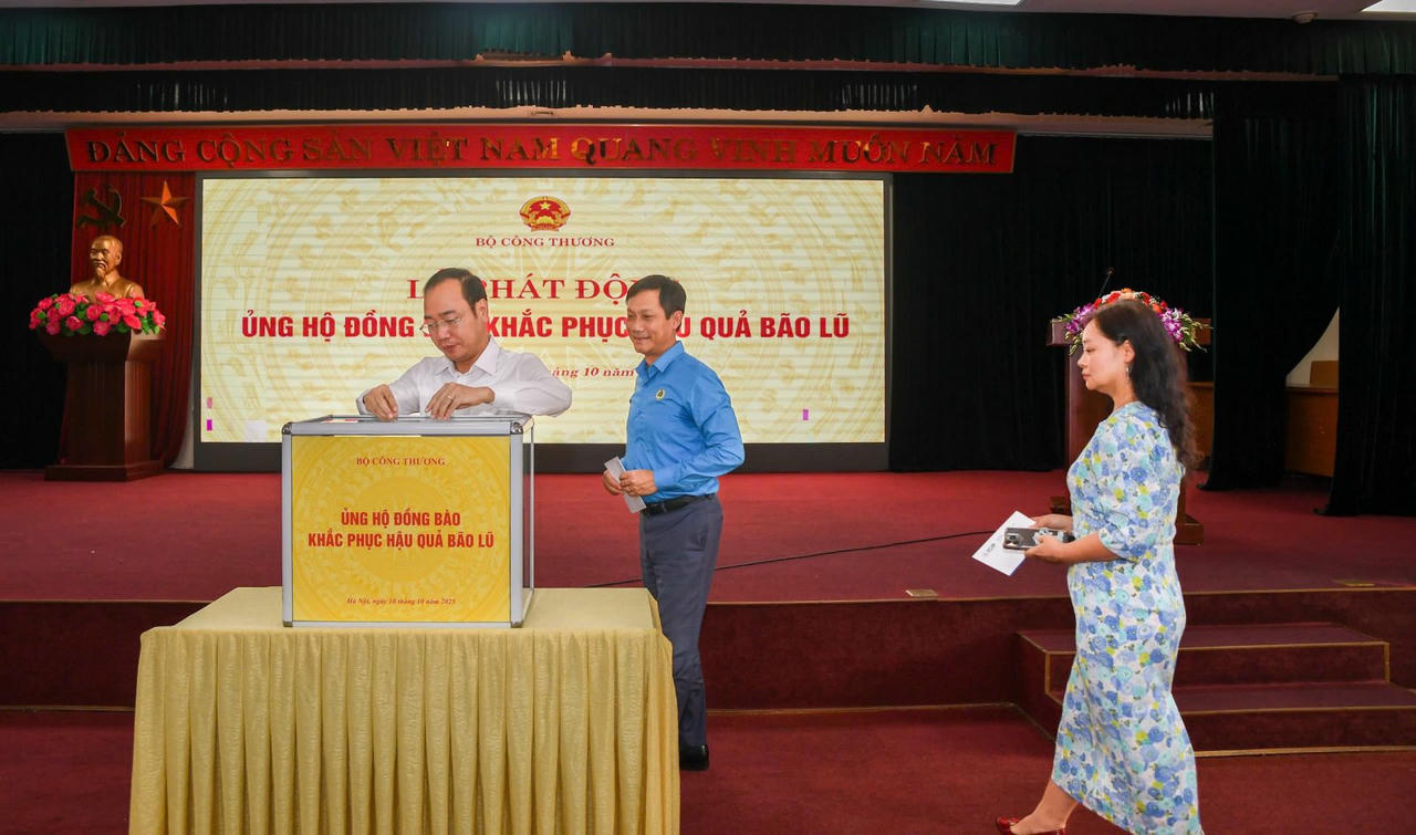 &Ocirc;ng Trần Quang Huy - Vụ trưởng Vụ Tổ chức c&aacute;n bộ ủng hộ đồng b&agrave;o khắc phục b&atilde;o lũ.