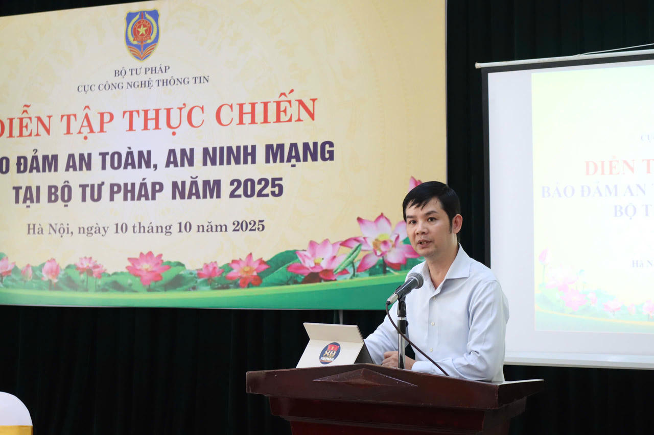Ph&oacute; Cục trưởng Cục C&ocirc;ng ngh&ecirc;̣ th&ocirc;ng tin Tạ Th&agrave;nh Trung phát bi&ecirc;̉u khai mạc.