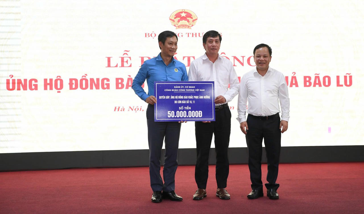 C&ocirc;ng đo&agrave;n C&ocirc;ng Thương Việt Nam quy&ecirc;n g&oacute;p, ủng hộ đồng b&agrave;o khắc phục kh&oacute; khăn do b&atilde;o lũ.
