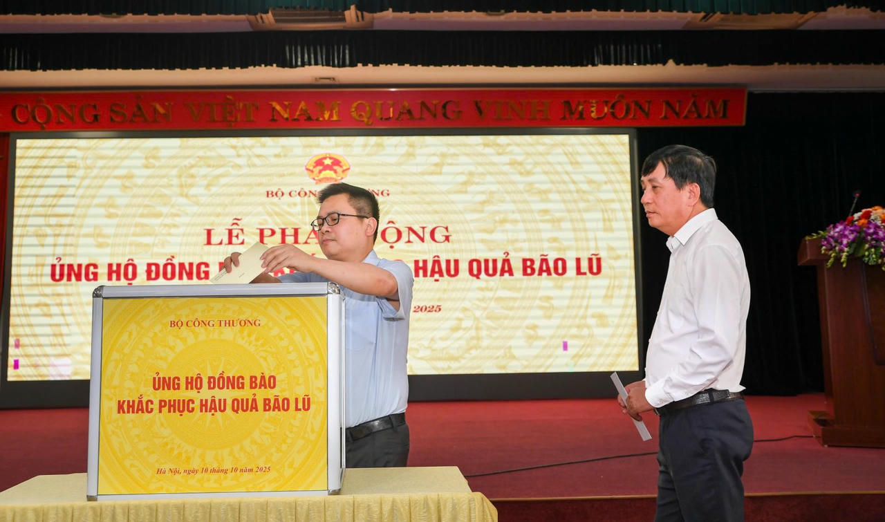 Thứ trưởng Bộ C&ocirc;ng Thương Trương Thanh Ho&agrave;i ủng hộ đồng b&agrave;o khắc phục hậu quả b&atilde;o lũ.