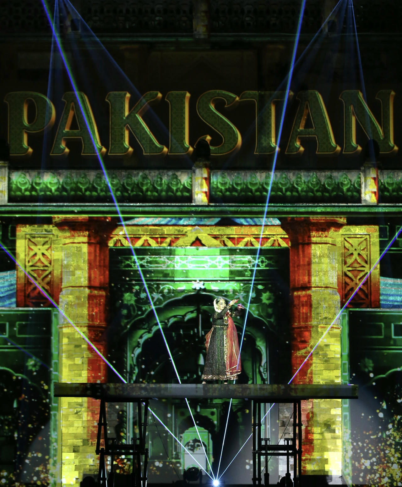 Nghệ sĩ Pakistan tr&igrave;nh diễn tr&ecirc;n s&acirc;n khấu bế mạc Lễ hội (ảnh T.Huấn).