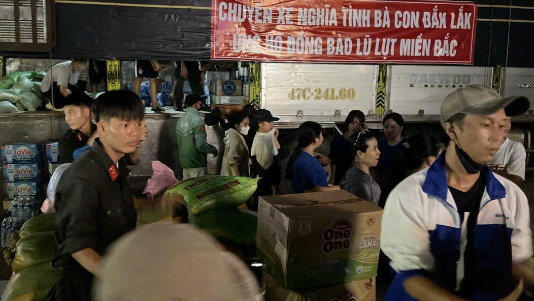 C&ocirc;ng an tỉnh Đắk Lắk c&ugrave;ng người d&acirc;n ph&acirc;n loại v&agrave; bốc xếp nhu yếu phẩm l&ecirc;n xe từ s&aacute;ng sớm đến tận tối ng&agrave;y 11/10. (Ảnh: Đại Đậu)
