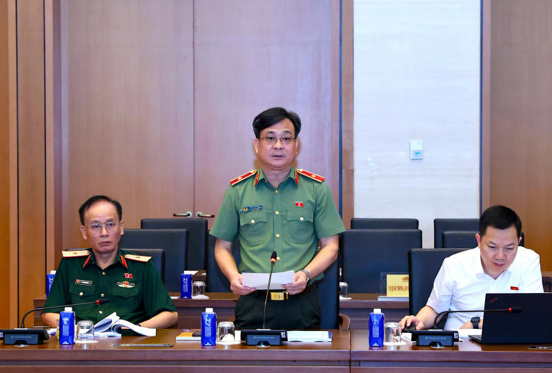 Thiếu tướng Vũ Huy Kh&aacute;nh tr&igrave;nh b&agrave;y b&aacute;o c&aacute;o thẩm tra tại phi&ecirc;n họp.&amp;amp;nbsp;Ảnh: Cổng th&ocirc;ng tin điện tử Bộ C&ocirc;ng an.