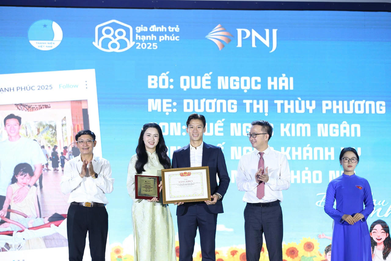 Gia đ&igrave;nh cầu thủ Quế Ngọc Hải tại Lễ vinh danh Gia đ&igrave;nh trẻ hạnh ph&uacute;c 2025