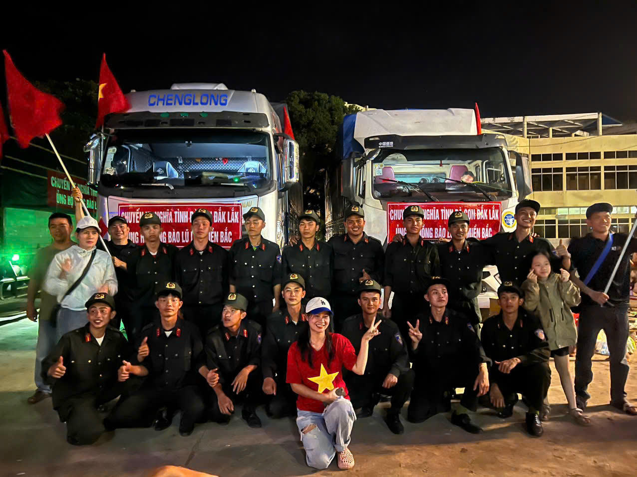 Đại &uacute;y Nguyễn Mạnh To&agrave;n (đứng thứ 5 từ phải qua) chụp c&ugrave;ng đồng đội v&agrave; người d&acirc;n. (Ảnh: Đại Đậu)