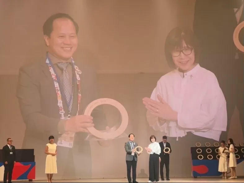 &Ocirc;ng Trần Nhất Ho&agrave;ng &ndash; Ph&oacute; Tổng đại diện Việt Nam tại EXPO 2025, đại diện Nh&agrave; Triển l&atilde;m Việt Nam l&ecirc;n nhận giải thưởng. (Nguồn: Bộ Văn h&oacute;a, Thể thao v&agrave; Du lịch)