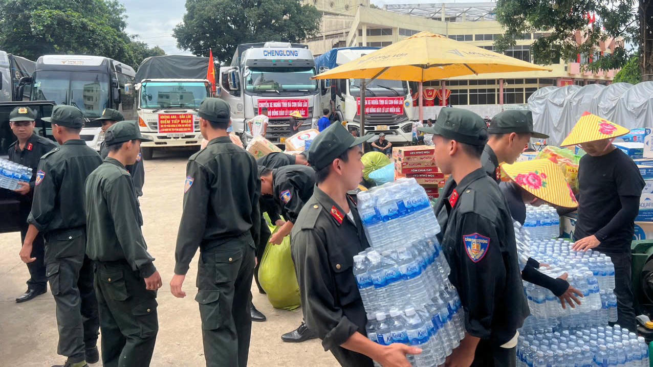 Từ s&aacute;ng sớm, lực lượng C&ocirc;ng an tỉnh Đắk Lắk c&ugrave;ng người d&acirc;n miệt m&agrave;i ph&acirc;n loại, bốc xếp nhu yếu phẩm l&ecirc;n xe cứu trợ. (Ảnh: Đại Đậu)