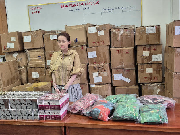 V&otilde; Thị Ngọc Ng&acirc;n c&ugrave;ng tang vật. (Ảnh: B&aacute;o CAND)