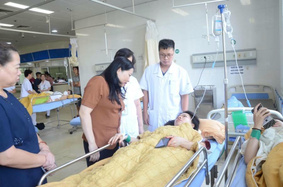 Phó Chủ tịch UBND tỉnh Lào Cai cùng lãnh đạo Sở Y t&ecirc;́ thăm hỏi đ&ocirc;̣ng vi&ecirc;n các nạn nh&acirc;n đang đi&ecirc;̀u trị tại B&ecirc;̣nh vi&ecirc;̣n đa khoa s&ocirc;́ 1 tỉnh Lào Cai