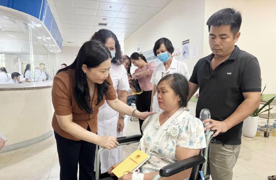 Xe kh&aacute;ch mất phanh lao v&agrave;o taluy, hàng chục người thương vong