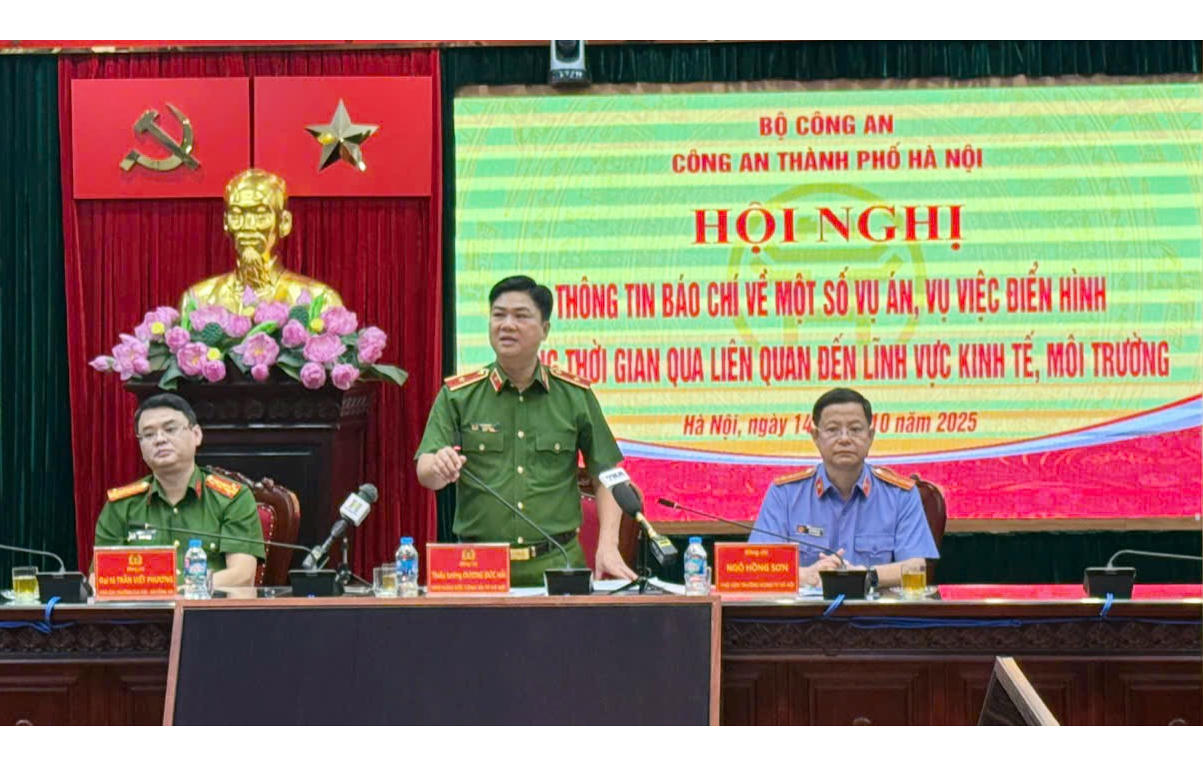 Thiếu tướng Dương Đức Hải - Ph&oacute; Gi&aacute;m đốc C&ocirc;ng an TP H&agrave; Nội đồng chủ tr&igrave; hội nghị.