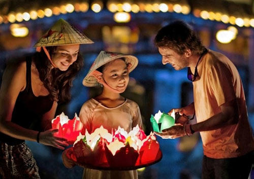 &Aacute;nh đ&egrave;n đ&ecirc;m hội (ảnh Nguyễn Trọng Khang).