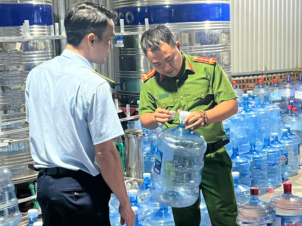 Cơ quan C&ocirc;ng an thu giữ hơn 500 b&igrave;nh nước Lavie giả c&aacute;c loại 19 l&iacute;t v&agrave; 18,5 l&iacute;t. (Ảnh: Bộ C&ocirc;ng an)