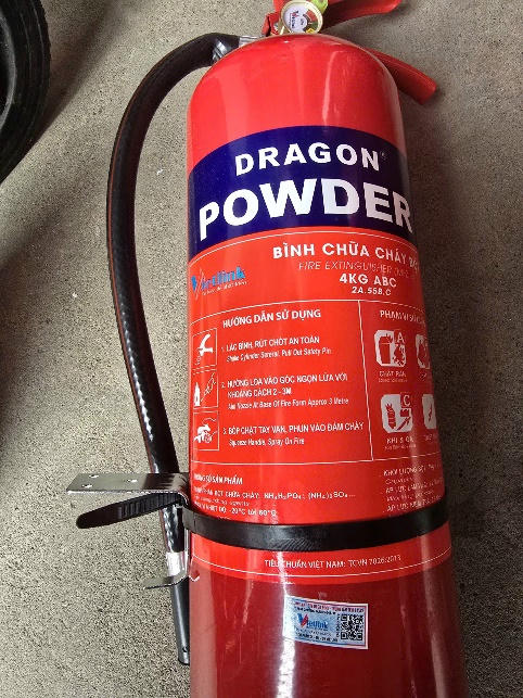 B&igrave;nh chữa ch&aacute;y nh&atilde;n hiệu Dragon giả. (Ảnh: Bộ C&ocirc;ng an)