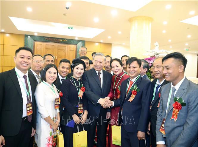 Tổng B&iacute; thư T&ocirc; L&acirc;m v&agrave; c&aacute;c đại biểu. Ảnh: Thống Nhất/TTXVN