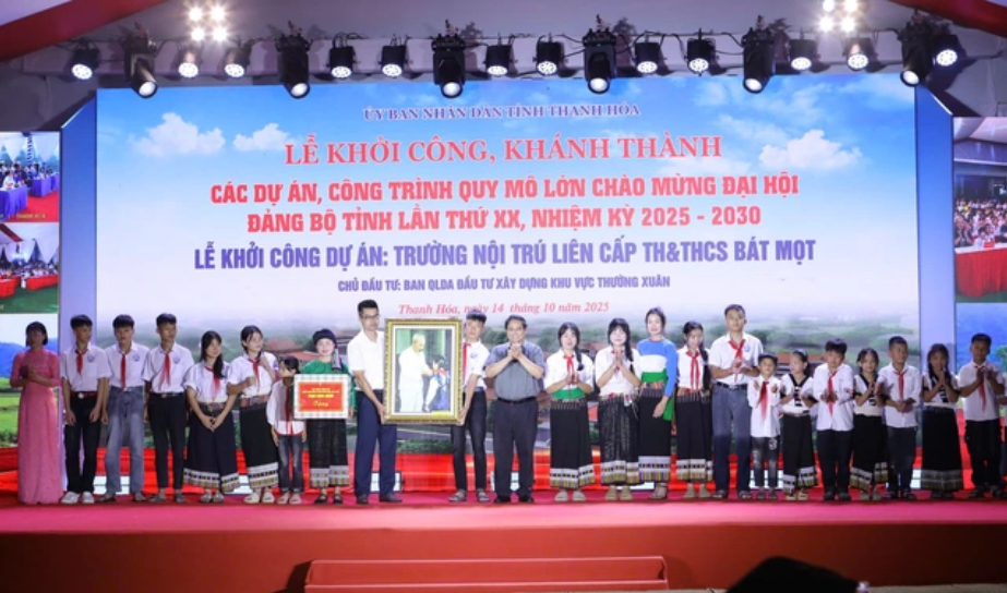 Thủ tướng thăm, tặng qu&agrave; c&aacute;c ch&aacute;u học sinh.