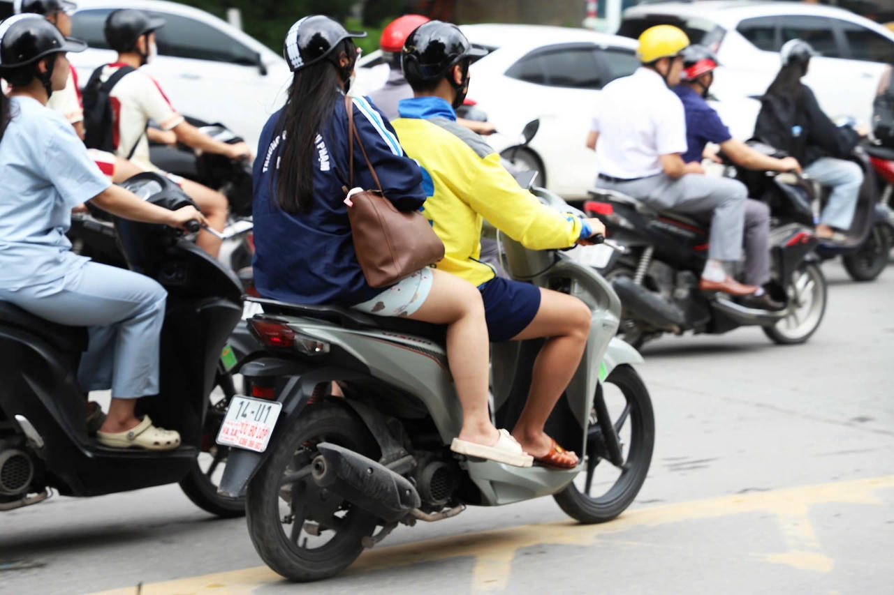 Trường hợp t&agrave;i xế xe &ocirc;m c&ocirc;ng nghệ che biển kiểm so&aacute;t bị CSGT ph&aacute;t hiện, xử l&yacute;.