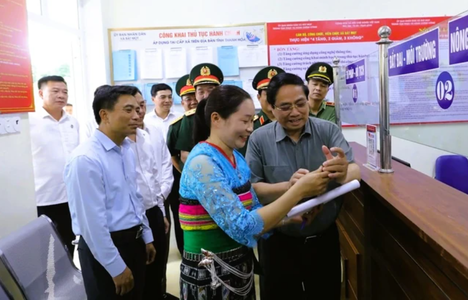 Thủ tướng thăm Trung t&acirc;m H&agrave;nh ch&iacute;nh c&ocirc;ng x&atilde; B&aacute;t Mọt