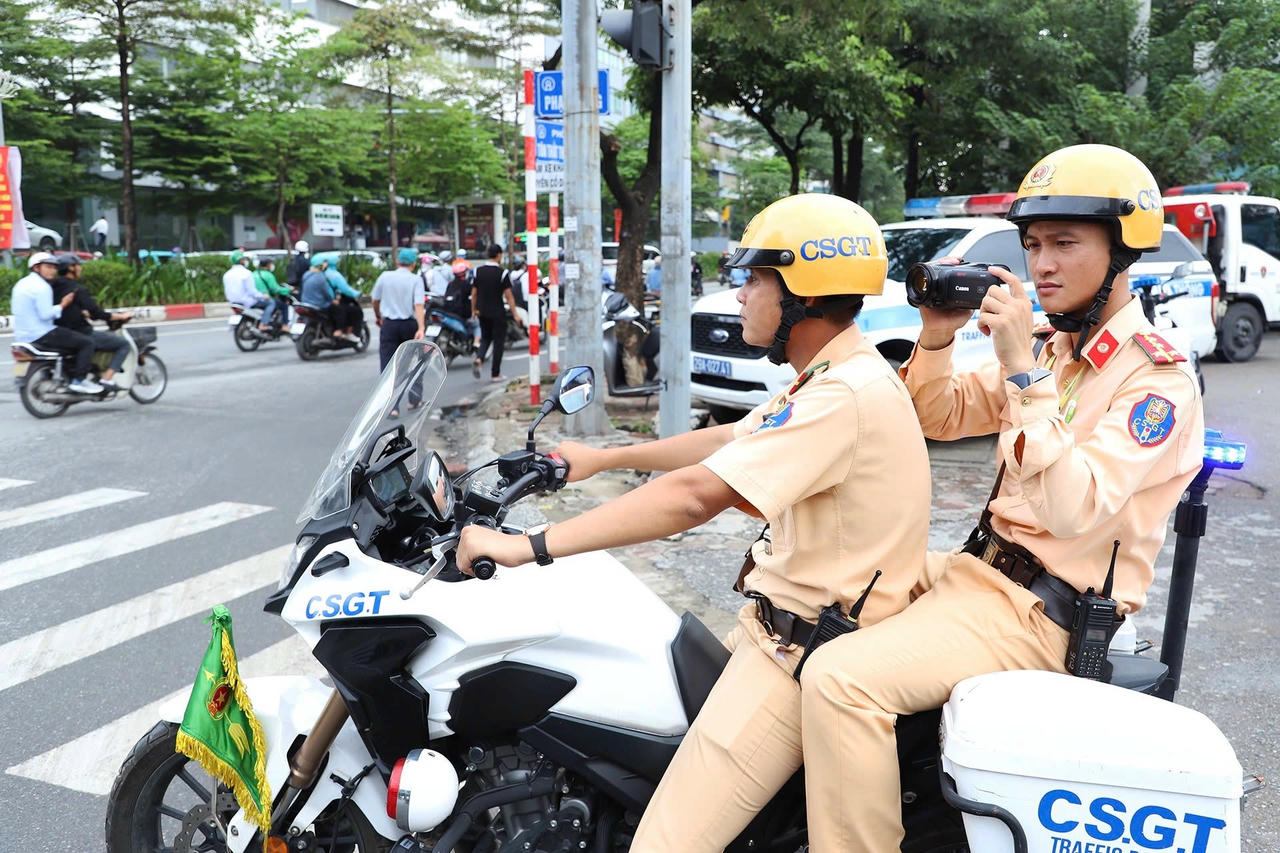 CSGT tuần tra lưu động, ghi h&igrave;nh c&aacute;c vi phạm.