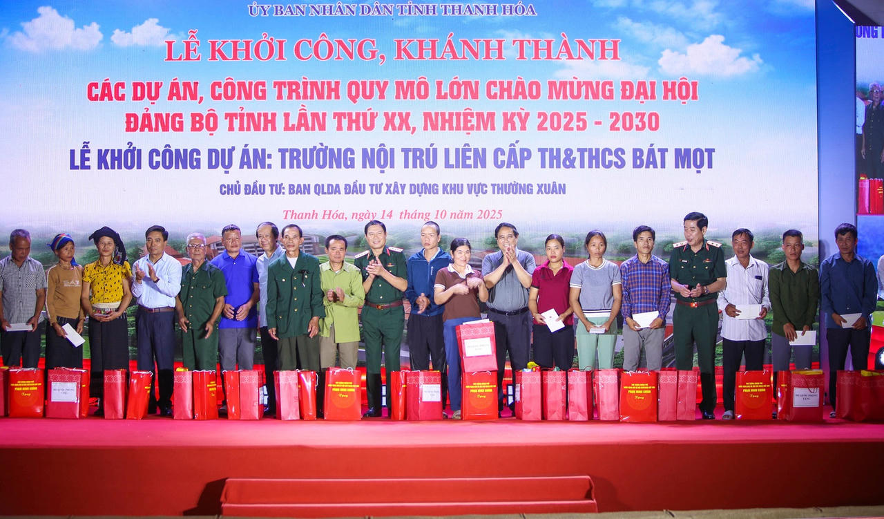 Thủ tướng Ch&iacute;nh phủ c&ugrave;ng l&atilde;nh đạo Đảng, Nh&agrave; nước, Bộ Quốc ph&ograve;ng v&agrave; c&aacute;c đơn vị t&agrave;i trợ tặng qu&agrave; cho người d&acirc;n x&atilde; v&ugrave;ng bi&ecirc;n tỉnh Thanh H&oacute;a.
