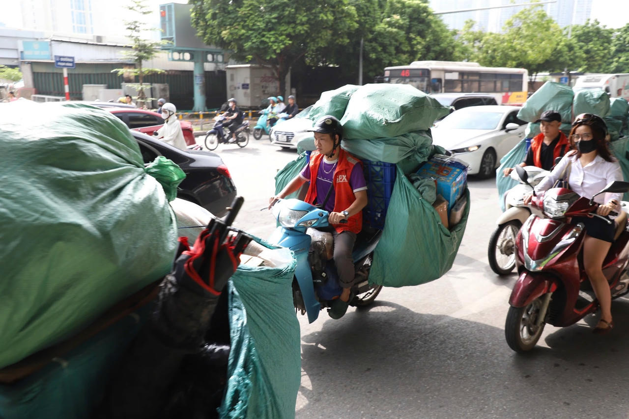 Chở h&agrave;ng ho&aacute; cồng kềnh, che lấp biển kiểm so&aacute;t cũng vi phạm quy định của ph&aacute;p luật.