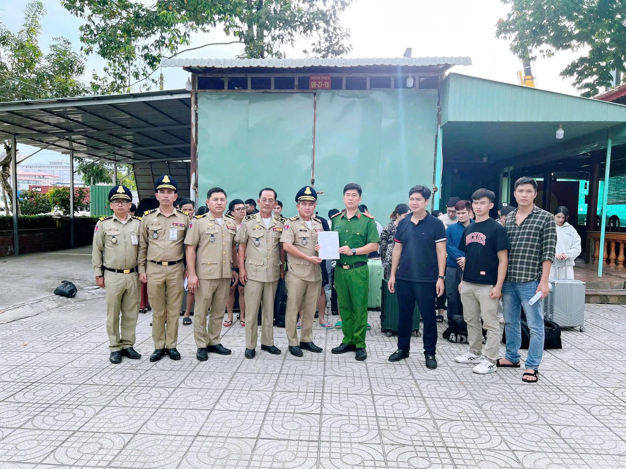 Lực lượng chức năng Việt Nam v&agrave; Campuchia bắt giữ c&aacute;c dối tượng (Ảnh: CACB)