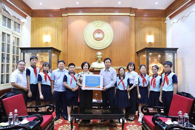 Trường THCS Thanh Xu&acirc;n Trung, phường Thanh Xu&acirc;n, Th&agrave;nh phố H&agrave; Nội ủng hộ số tiền 155 triệu đồng. Ảnh: Minh Hiển