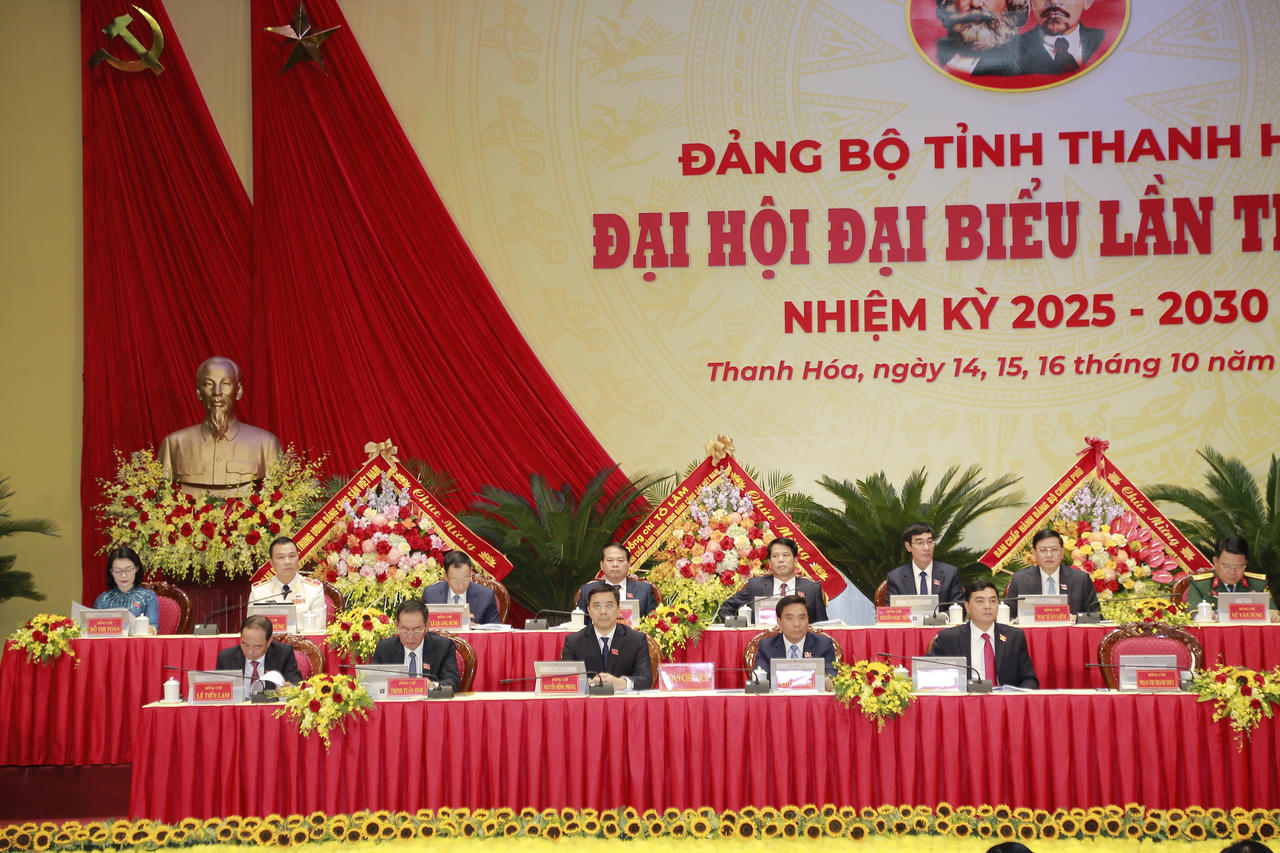 Đo&agrave;n Chủ tịch điều h&agrave;nh Đại hội.