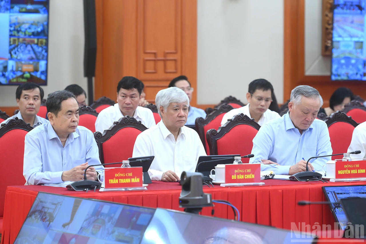 C&aacute;c đồng ch&iacute; l&atilde;nh đạo Đảng, Nh&agrave; nước tham dự phi&ecirc;n họp. Ảnh: nhandan.vn