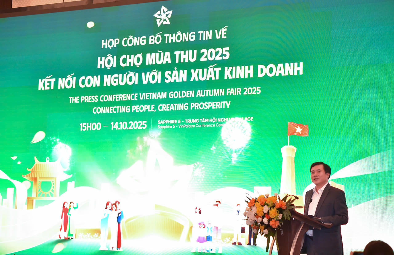 Thứ trưởng Bộ C&ocirc;ng Thương ph&aacute;t biểu tại họp b&aacute;o