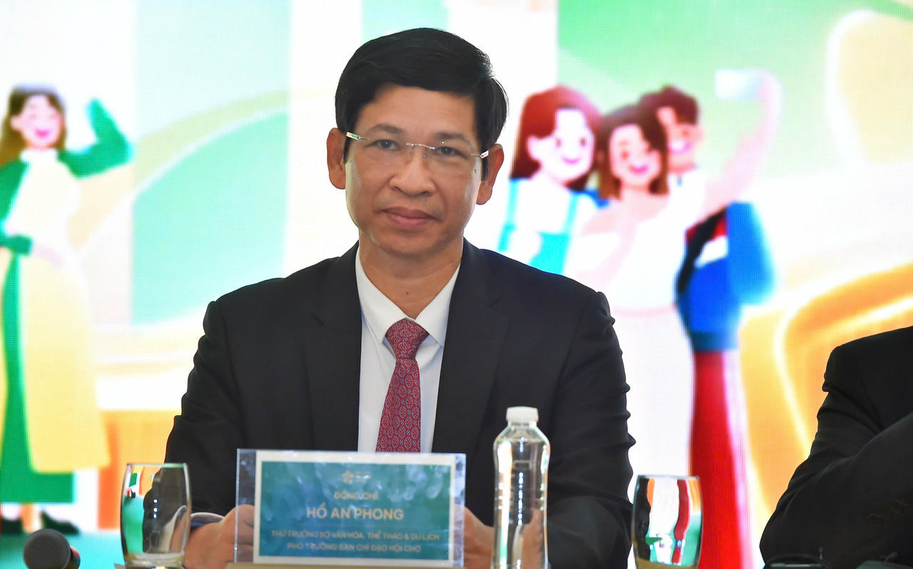 Thứ trưởng Hồ An Phong trả lời c&aacute;c c&acirc;u hỏi của ph&oacute;ng vi&ecirc;n tại họp b&aacute;o